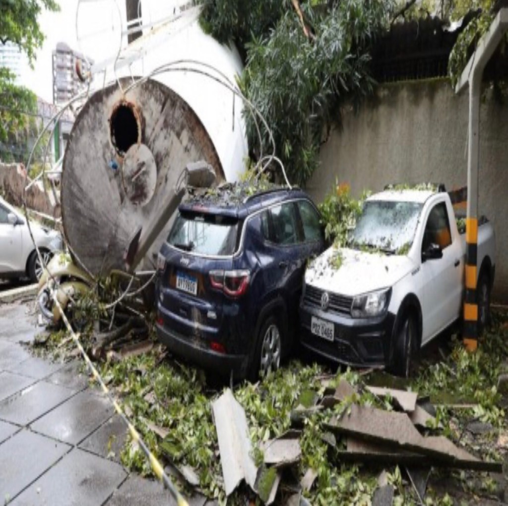 Reservatório de água de supermercado desaba, atinge carros e assusta moradores de prédio no&nbsp;Recife