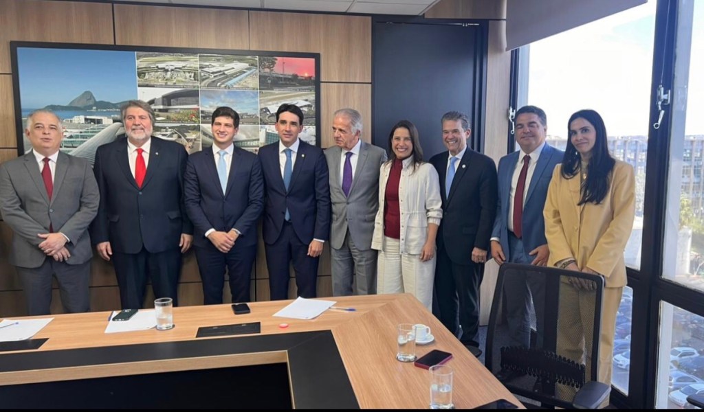 Raquel Lyra prestigia a posse de Silvio Costa Filho como ministro dos Portos e Aeroportos e anuncia requalificação do Aeródromo de Serra Talhada em parceria com o governo&nbsp;federal