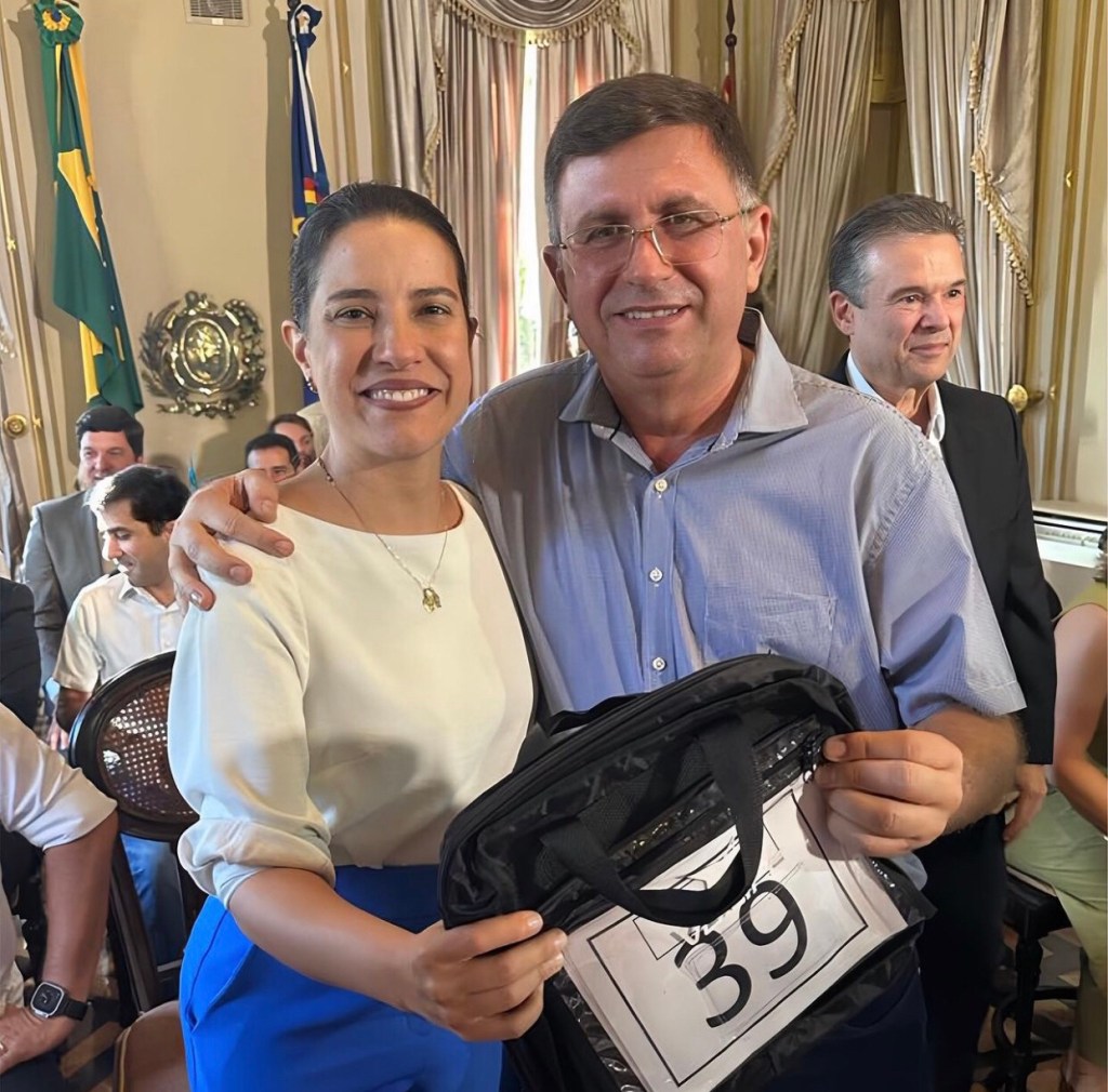 Raquel Lyra entrega 81 novos ônibus escolares a municípios&nbsp;pernambucanos