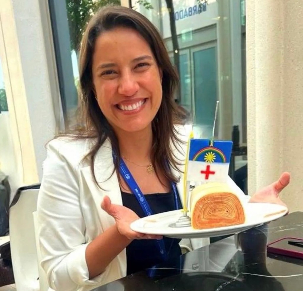 Raquel comemora 45 anos na COP28  com bolo de&nbsp;rolo