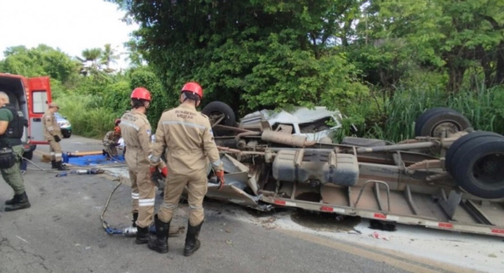 Tragédia na PE-50: colisão entre kombi e com caminhão deixa oito mortos em Glória de&nbsp;Goitá