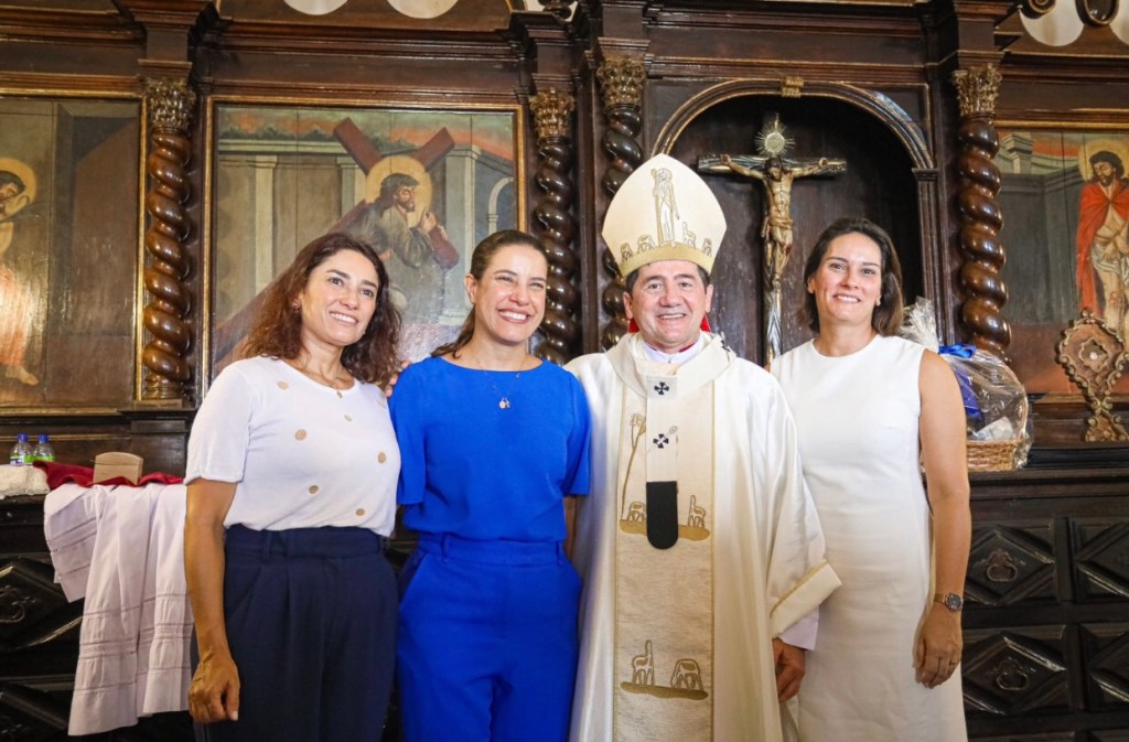 Governadora Raquel Lyra prestigia imposição do pálio a Dom Paulo&nbsp;Jackson