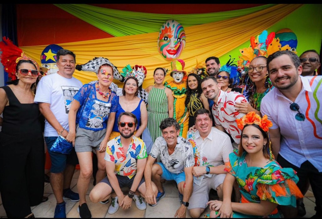 Em Bezerros, governadora Raquel Lyra prestigia a folia dos&nbsp;papangus
