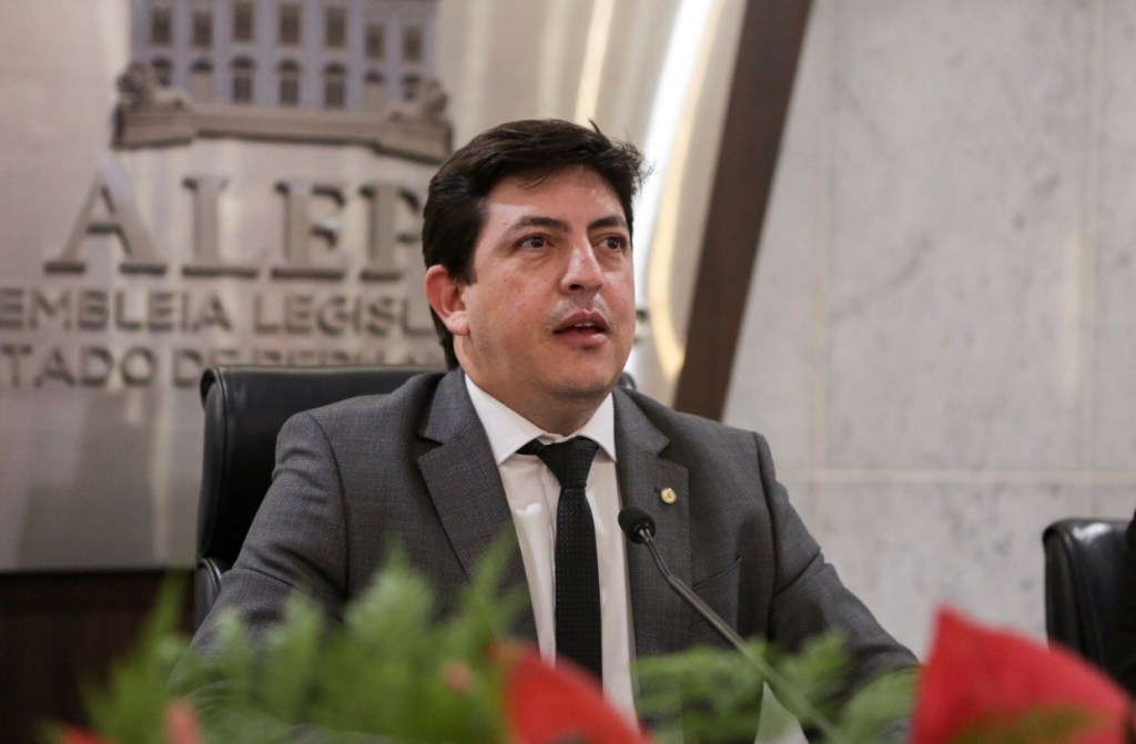 Projeto de Henrique Queiroz Filho propõe treinamento para lidar com crises do Transtorno do Espectro Autista em&nbsp;PE