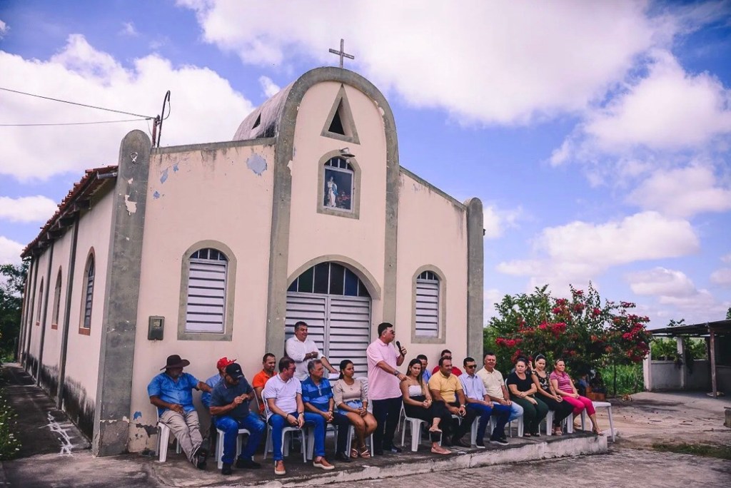 Prefeito Adelmo Moura assina ordem de serviço para construção de&nbsp;calçamento
