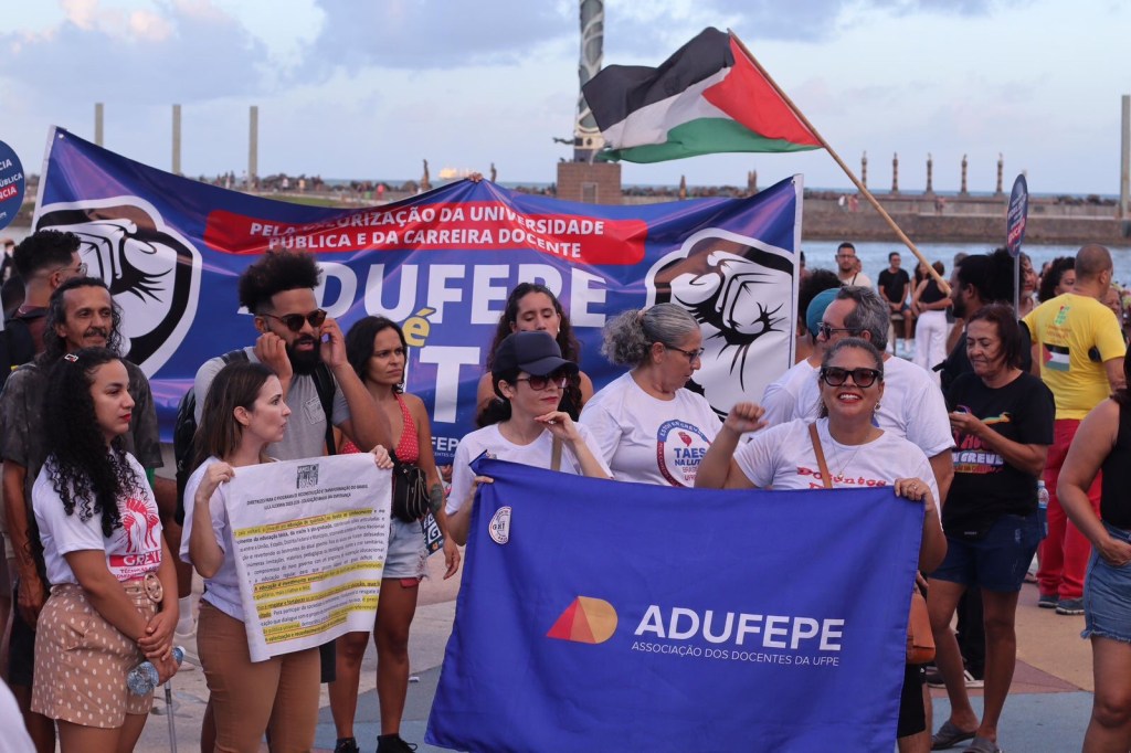 Ato unificado no Recife mostra força de professores e técnicos federais em&nbsp;greve