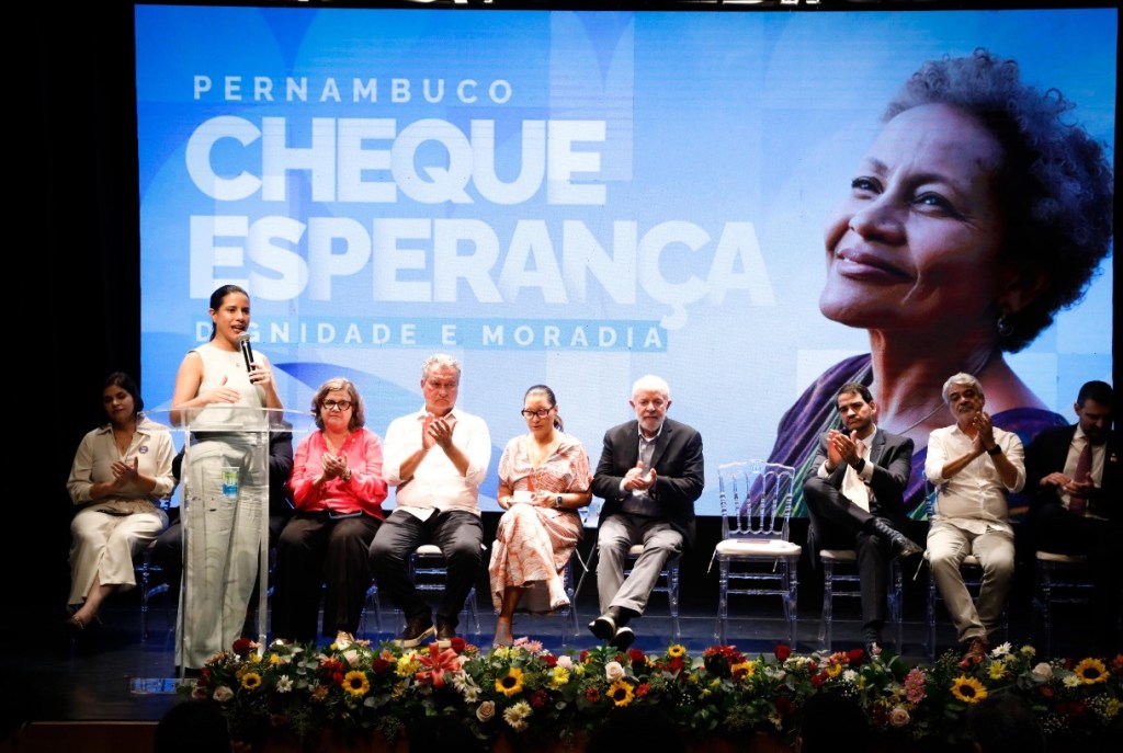 Raquel Lyra e Lula entregam primeiras indenizações a mutuários de&nbsp;prédios-caixão