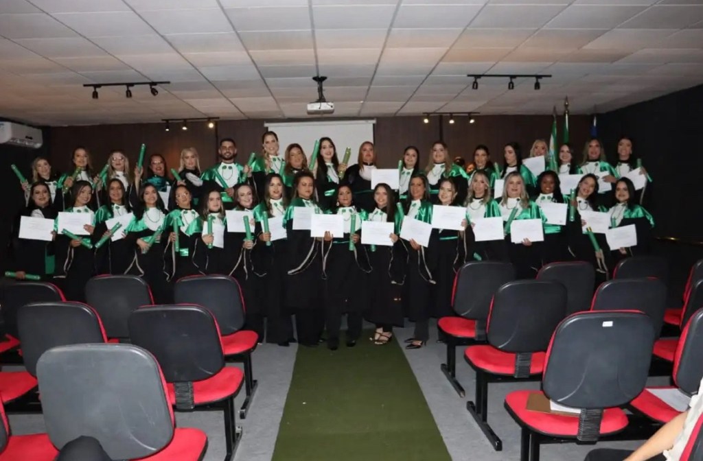 Faculdade Vale do Pajeú celebra formatura e entrega diplomas a 64 novos&nbsp;graduados