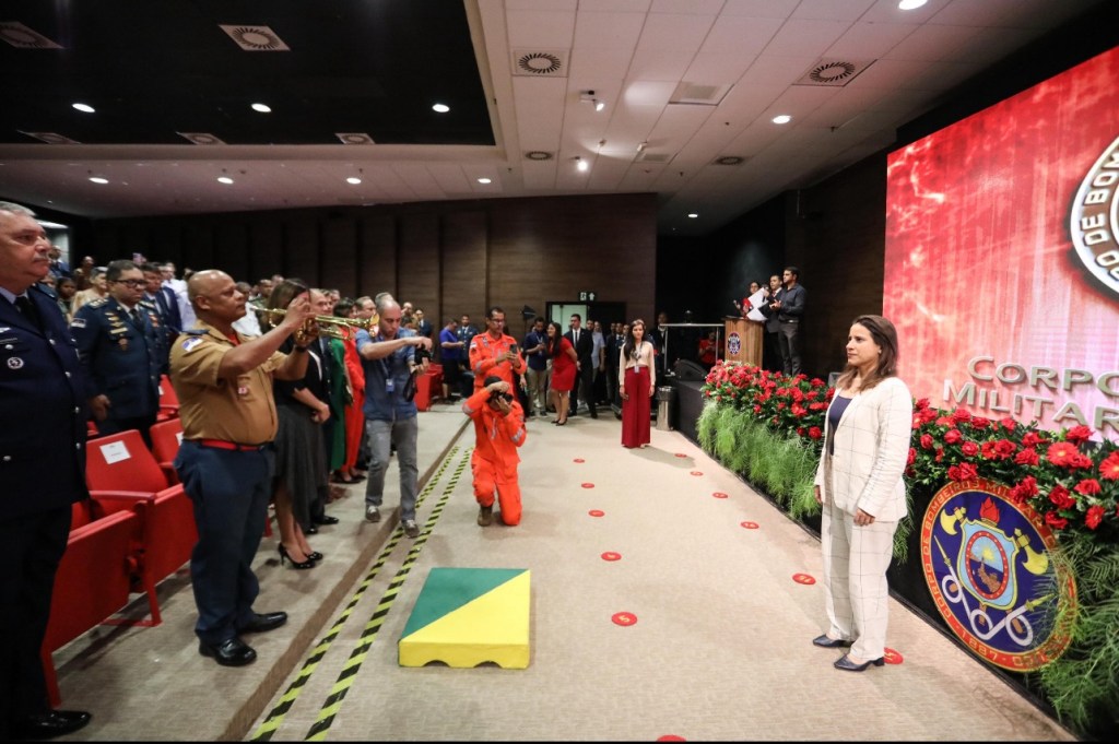 Celebrando maior investimento da história do Corpo de Bombeiros, Raquel Lyra participa de entrega de condecoração da&nbsp;corporação