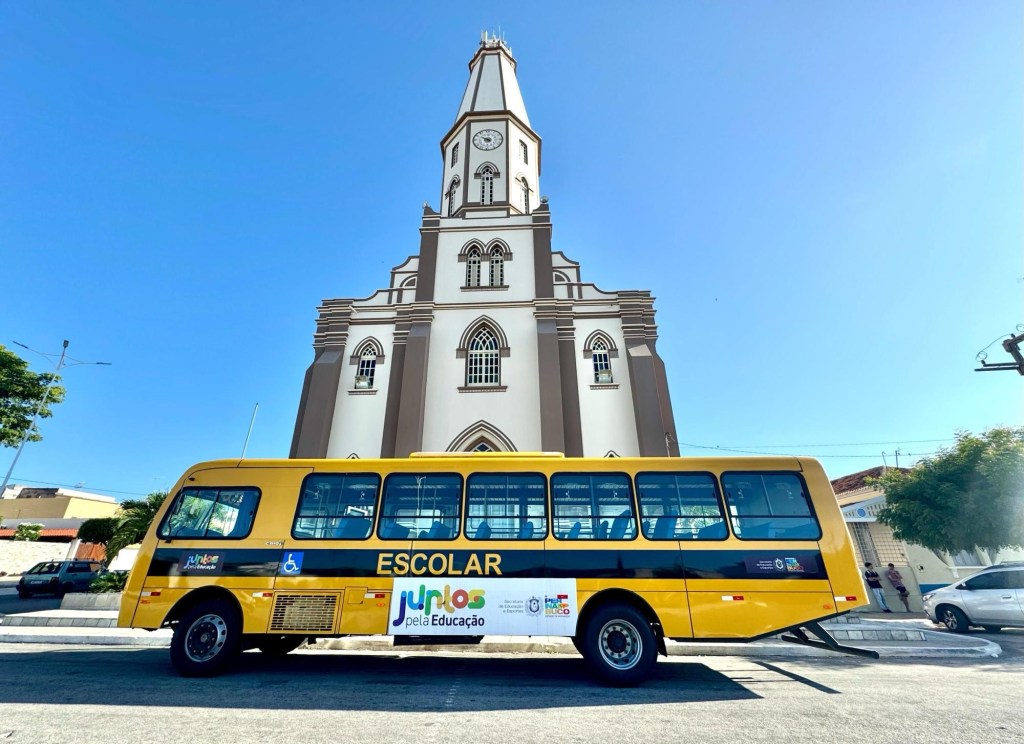Governo Raquel Lyra doa novo ônibus escolar para Prefeitura de&nbsp;Itapetim
