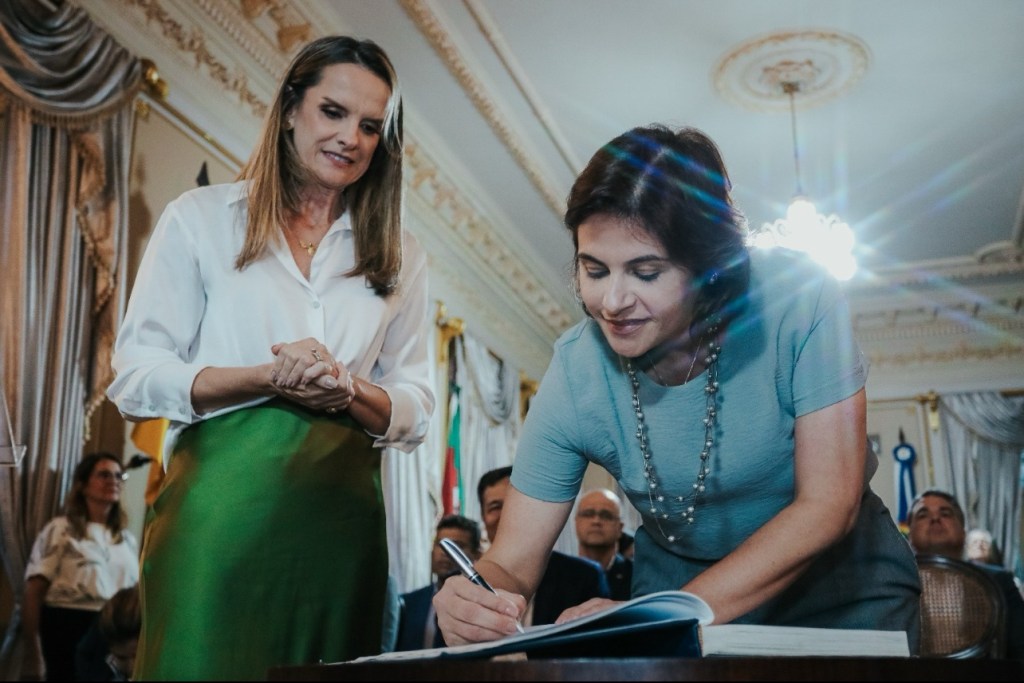 Governadora em exercício Priscila Krause empossa Ivete Lacerda como secretária de&nbsp;Esportes