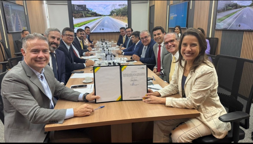 Em Brasília, Raquel Lyra e o ministro Renan Filho assinam ordem de serviço para revitalização da&nbsp;BR-232