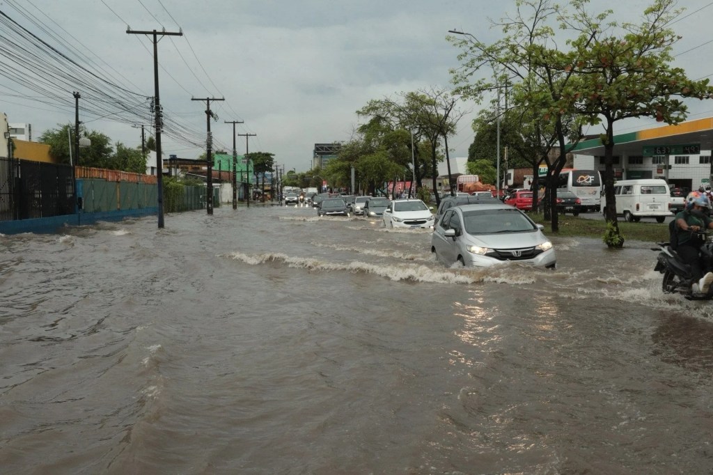 Chuvas intensas provocam alagamentos e suspensão de serviços no&nbsp;Recife