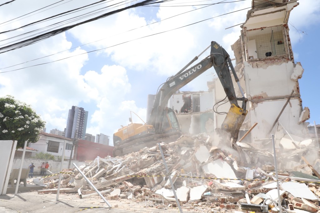 Prefeitura do Jaboatão dos Guararapes inicia demolição do edifício Kátia Melo, em&nbsp;Piedade