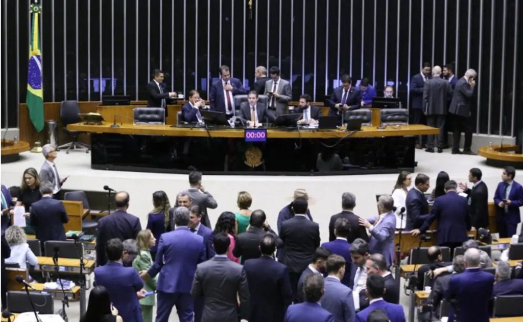 URGENTE – Câmara dos Deputados susta ação penal contra Ramagem e desafia STF em decisão&nbsp;histórica