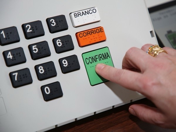 Senado avança com PEC que extingue a reeleição e amplia mandatos no&nbsp;Executivo