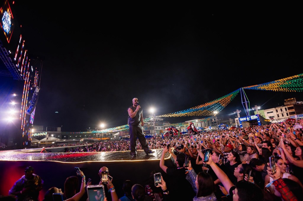 Em noite de chuva, Priscila Senna, Novinho da Paraíba e Belo se apresentam no Vitória do Pé de Serra e seguram público até o&nbsp;fim