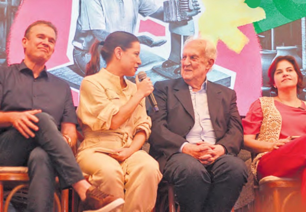 Jarbas Vasconcelos é homenageado por idealização da Fenearte na 25ª edição da&nbsp;feira