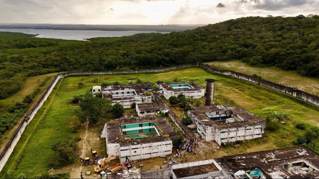 Na Ilha de Itamaracá, Raquel Lyra conduz o início da demolição da Barreto&nbsp;Campelo