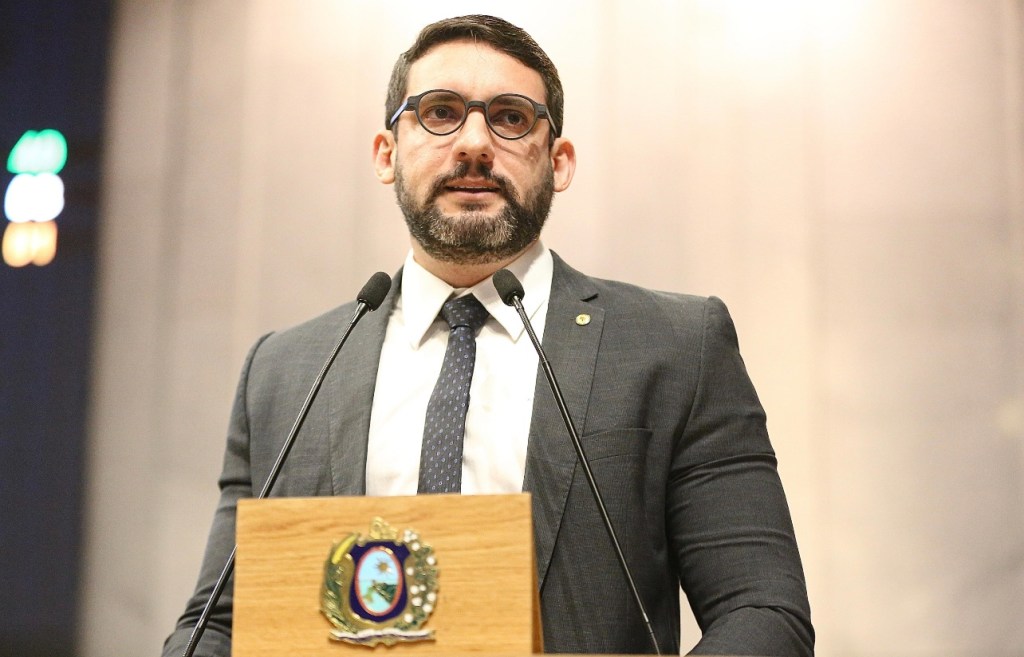 Enquanto Governo Federal anuncia mudanças, PE já discutia permanência mínima em hotéis com projeto de Romero&nbsp;Albuquerque