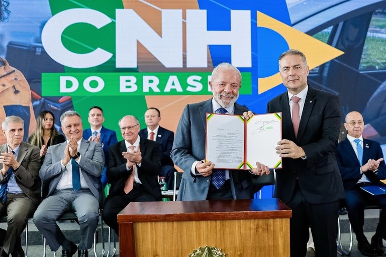 “É dinheiro que vai sobrar para levar mais comida para casa”, diz Lula durante anúncio da nova CNH do&nbsp;Brasil
