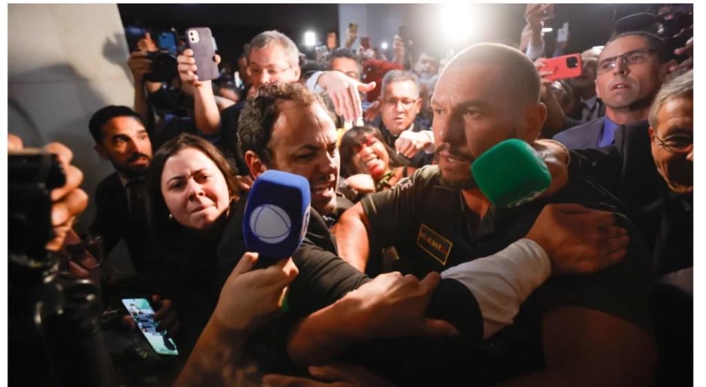 Confusão na Câmara dos Deputados: Glauber Braga é retirado à força após ocupar cadeira da Presidência, e imprensa é excluída do&nbsp;plenário