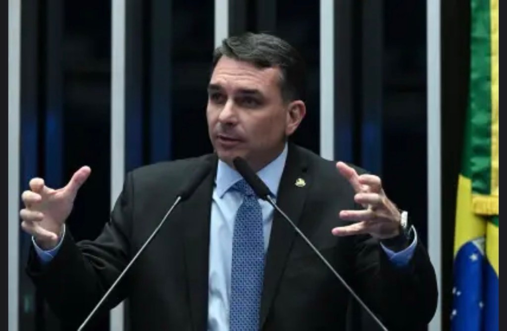 Flávio Bolsonaro registra ocorrência após ameaça de facada nas redes&nbsp;sociais
