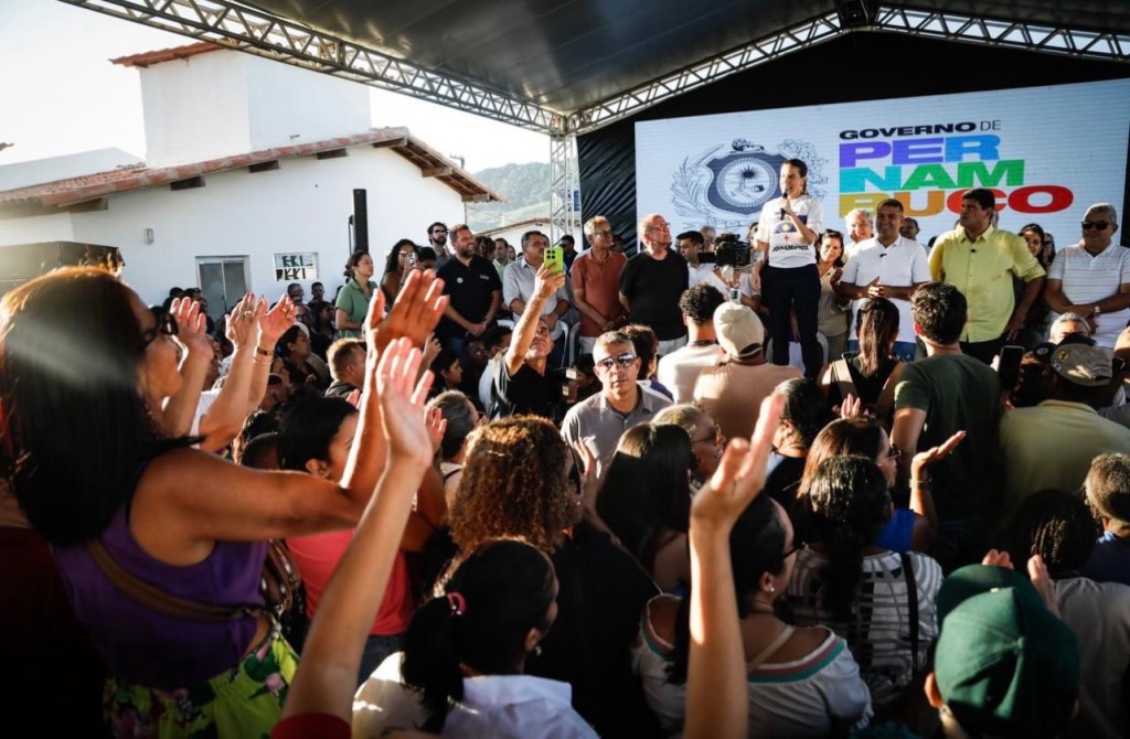 Em Vicência, Raquel Lyra entrega casas pelo Morar Bem PE e novos ônibus&nbsp;escolares