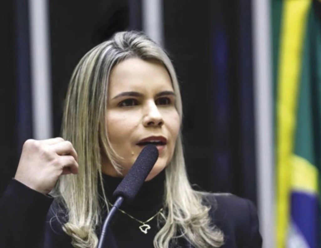 Deputada Clarissa Tércio é avaliada como possível vice de Flávio Bolsonaro em chapa presidencial, diz&nbsp;Estadão