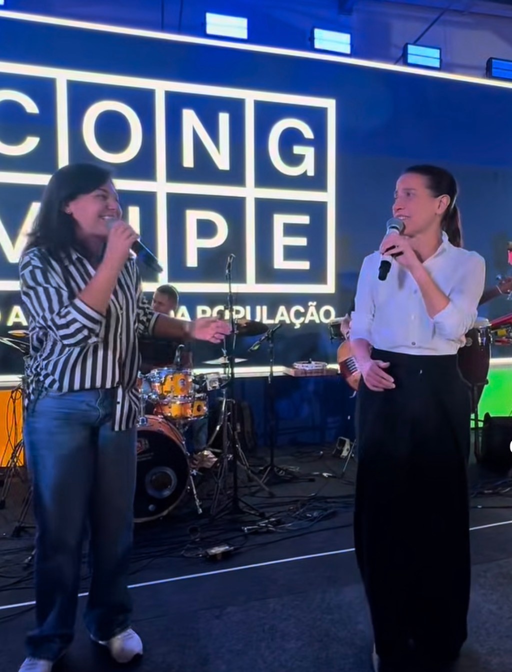 Raquel Lyra sobe ao palco, canta forró e reforça clima de descontração em confraternização da&nbsp;AMUPE