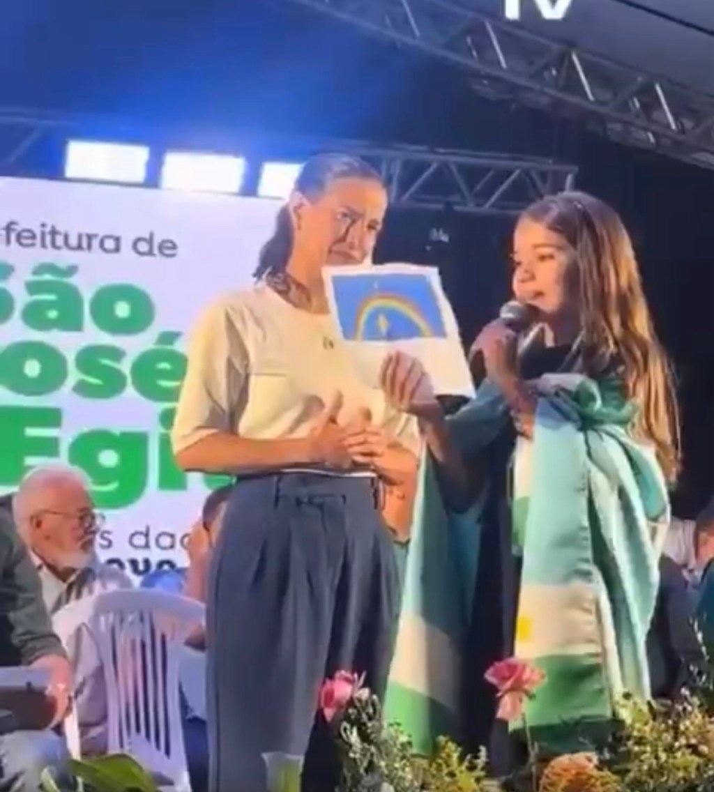 Raquel Lyra se emociona com homenagem em poesia durante passagem pelo&nbsp;Pajeú