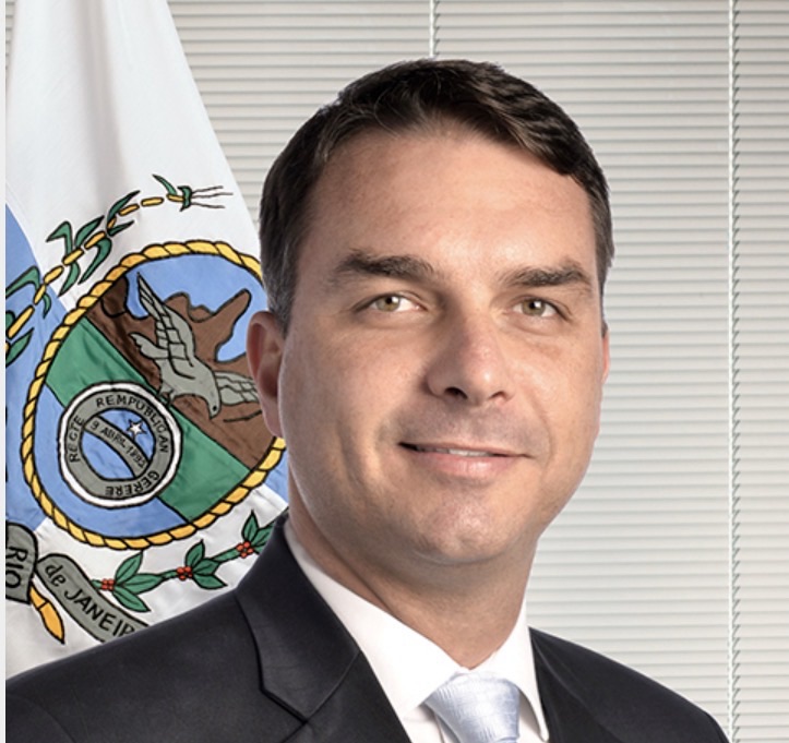 Flávio Bolsonaro esclarece contato com empresário e reforça apoio cultural a filme sobre Jair&nbsp;Bolsonaro
