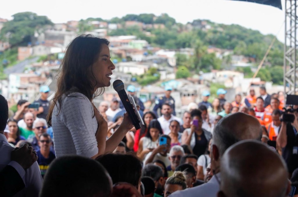 Raquel Lyra sanciona lei que garante auxílio de R$ 2,5 mil para famílias afetadas pelas chuvas em&nbsp;PE