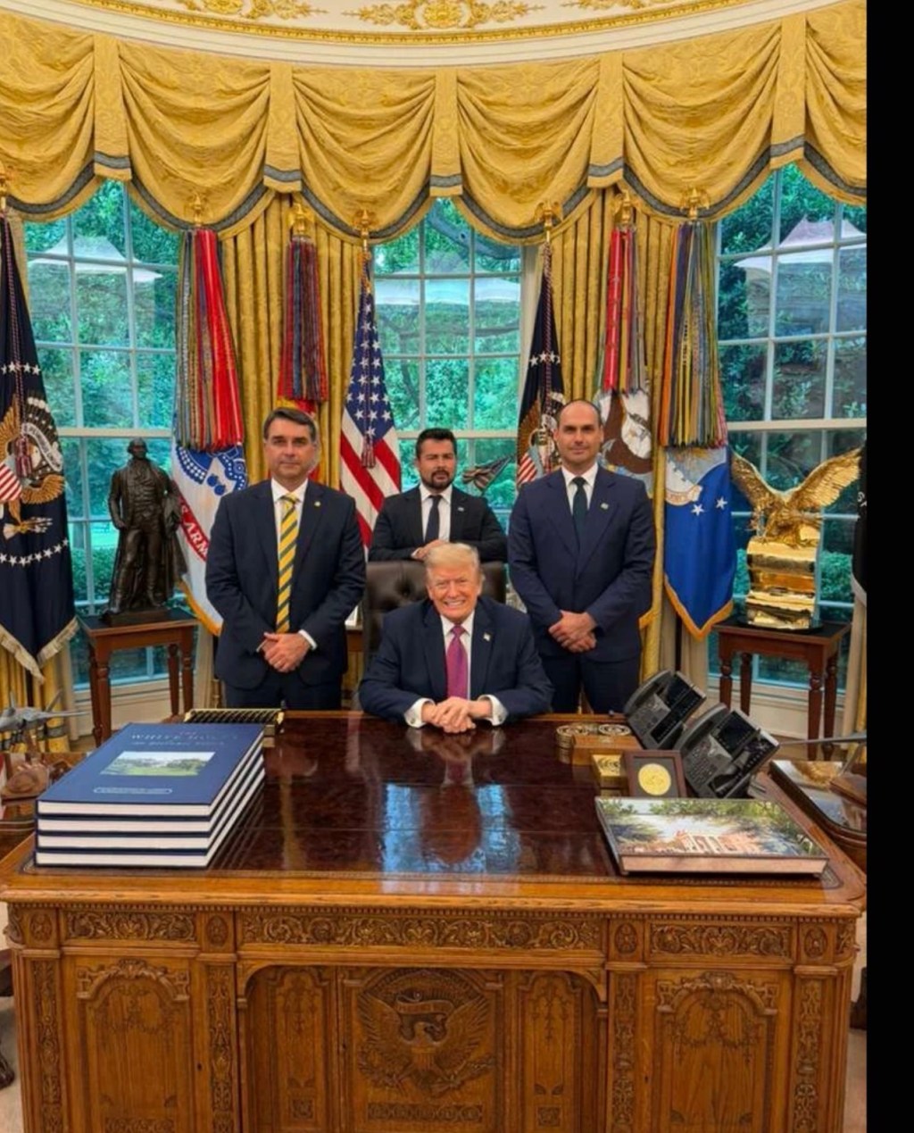 Flávio Bolsonaro amplia articulação internacional em encontro com Trump na Casa&nbsp;Branca