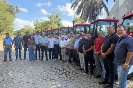 Fernando Monteiro reforça apoio ao campo com entrega de tratores para associações de dez&nbsp;municípios