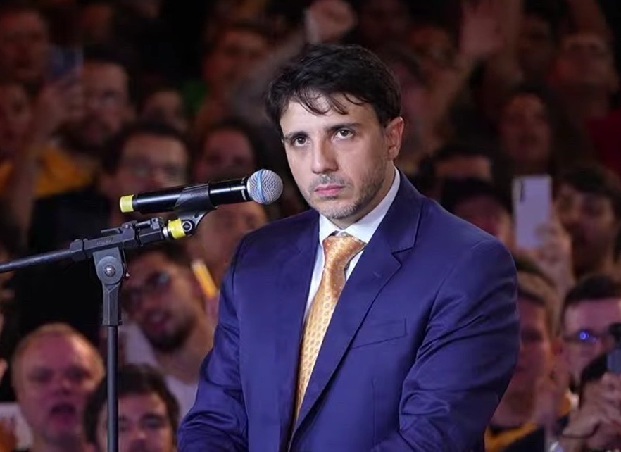 Renan Santos é oficializado candidato à Presidência em evento com ingressos de até R$ 7 mil e lançamento de livro do partido